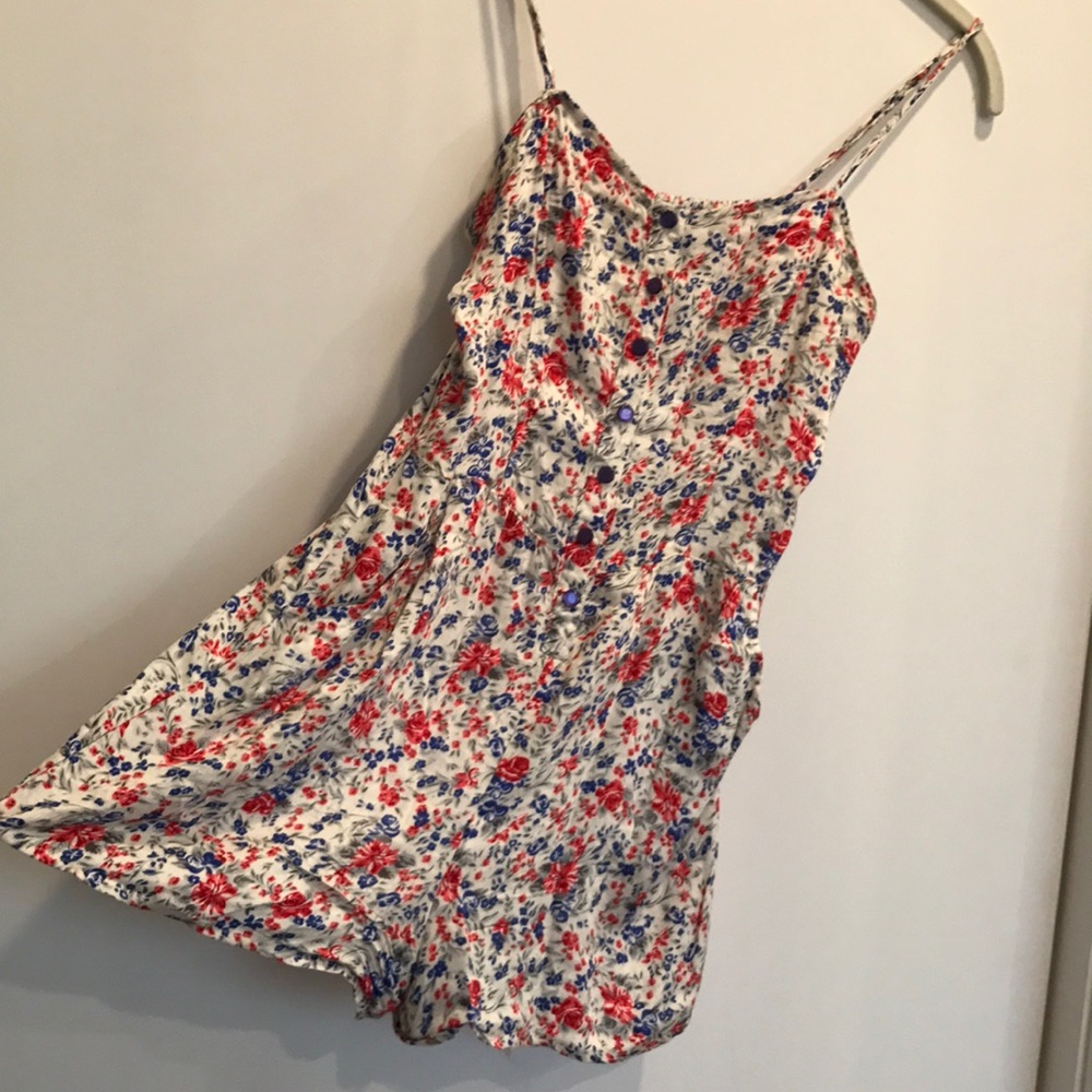 Flirty floral romper with pockets!